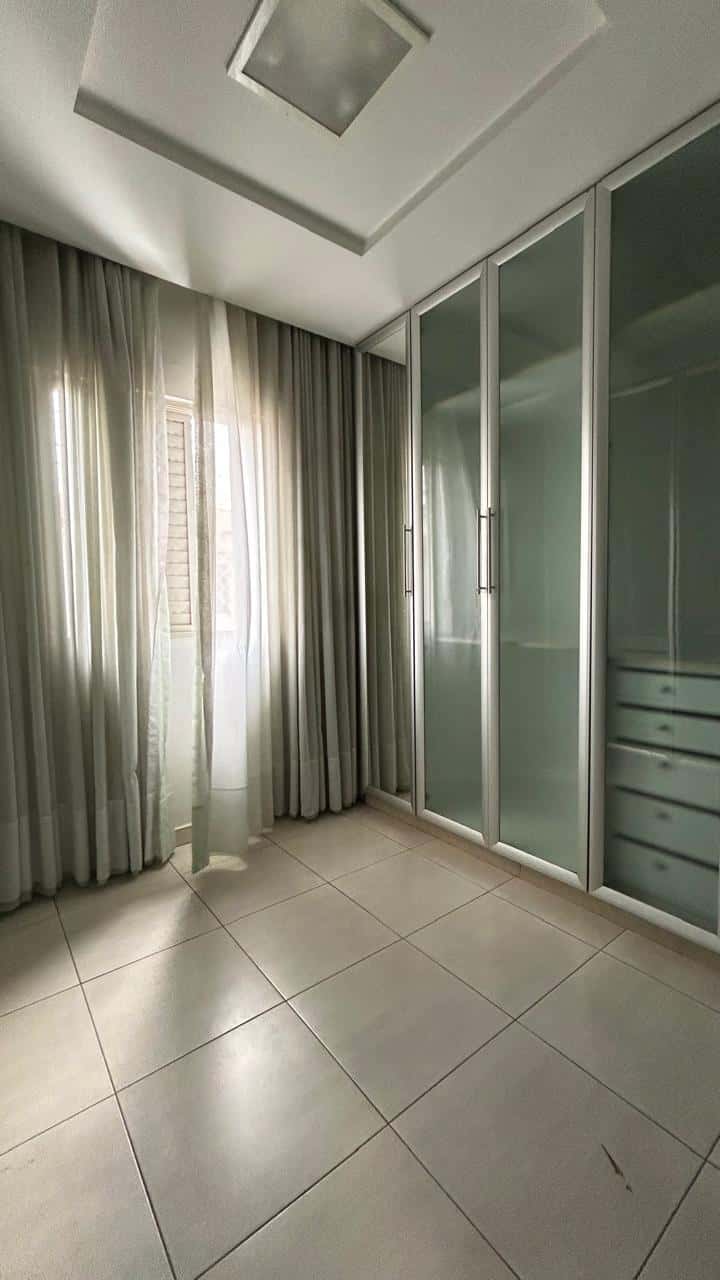 Sobrado com 3 suítes em condomínio fechado no setor Bueno