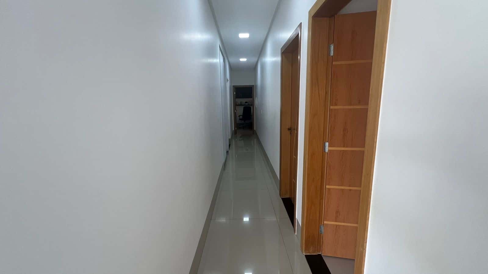 Casa térrea com 4 suítes e lazer no Condomínio do Lago