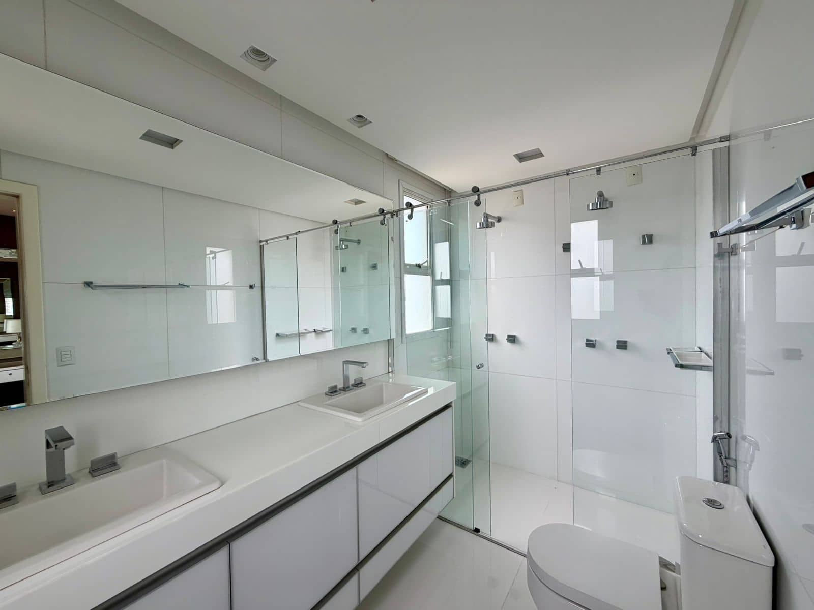 Cobertura com 4 suítes a poucos passos do parque vaca brava