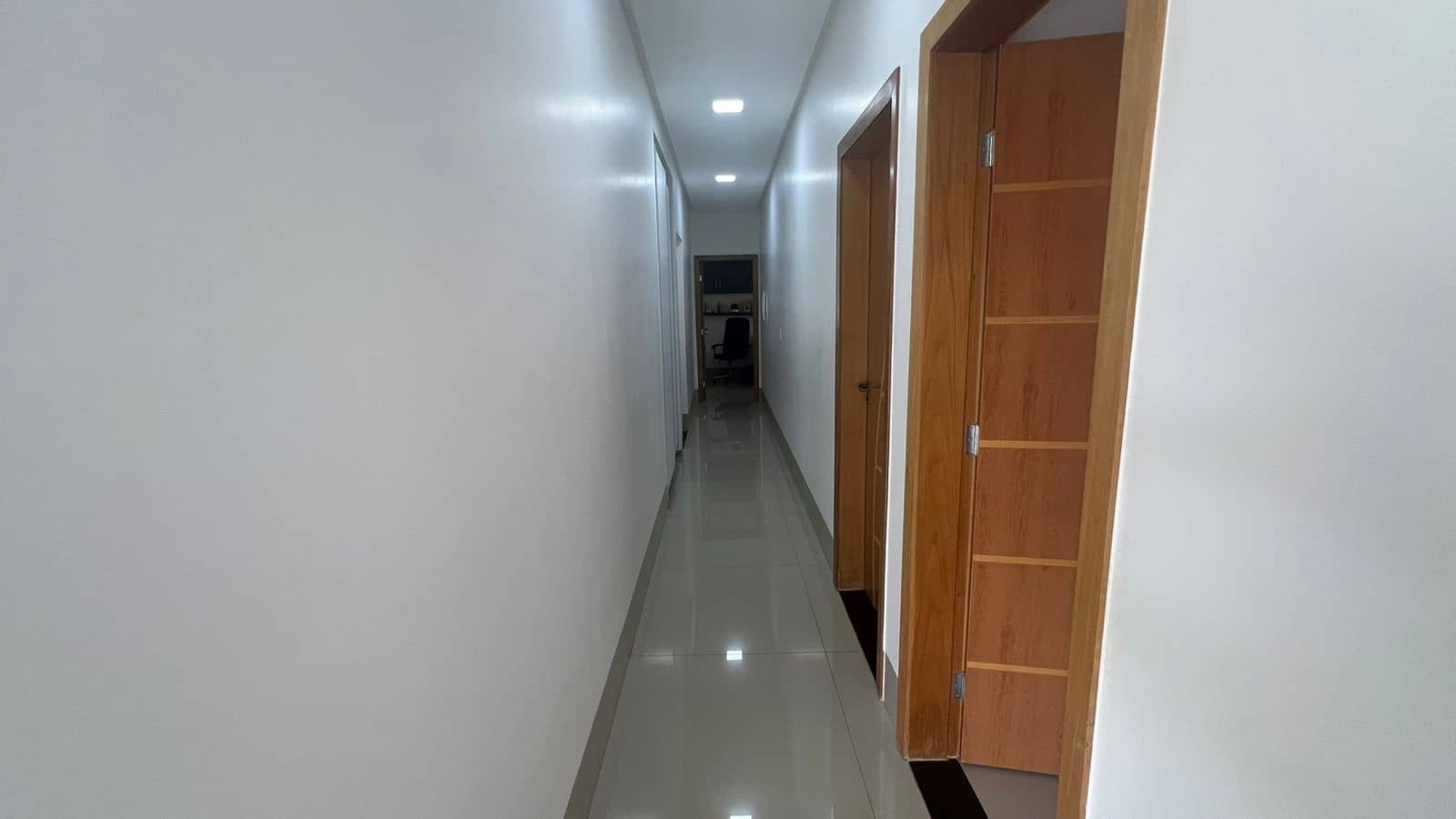 Casa térrea com 4 suítes e lazer no Condomínio do Lago