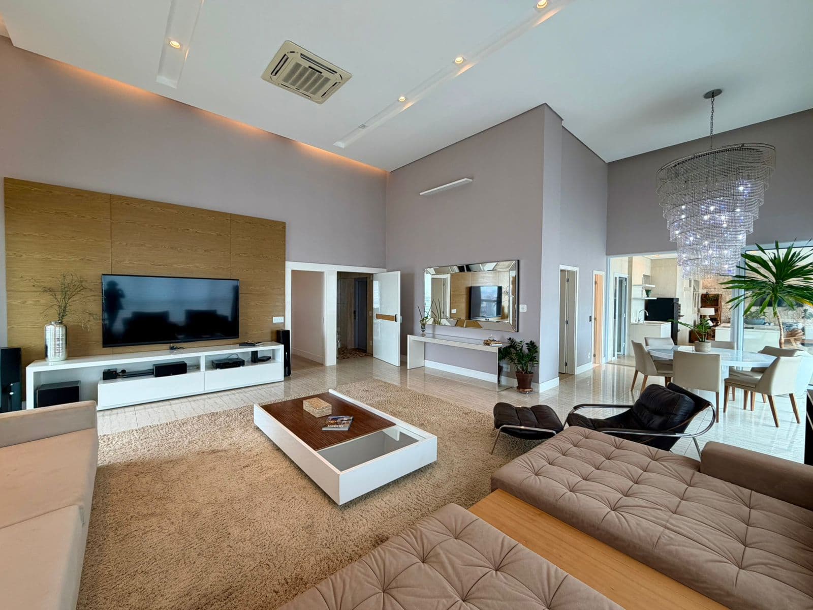 Cobertura com 4 suítes a poucos passos do parque vaca brava