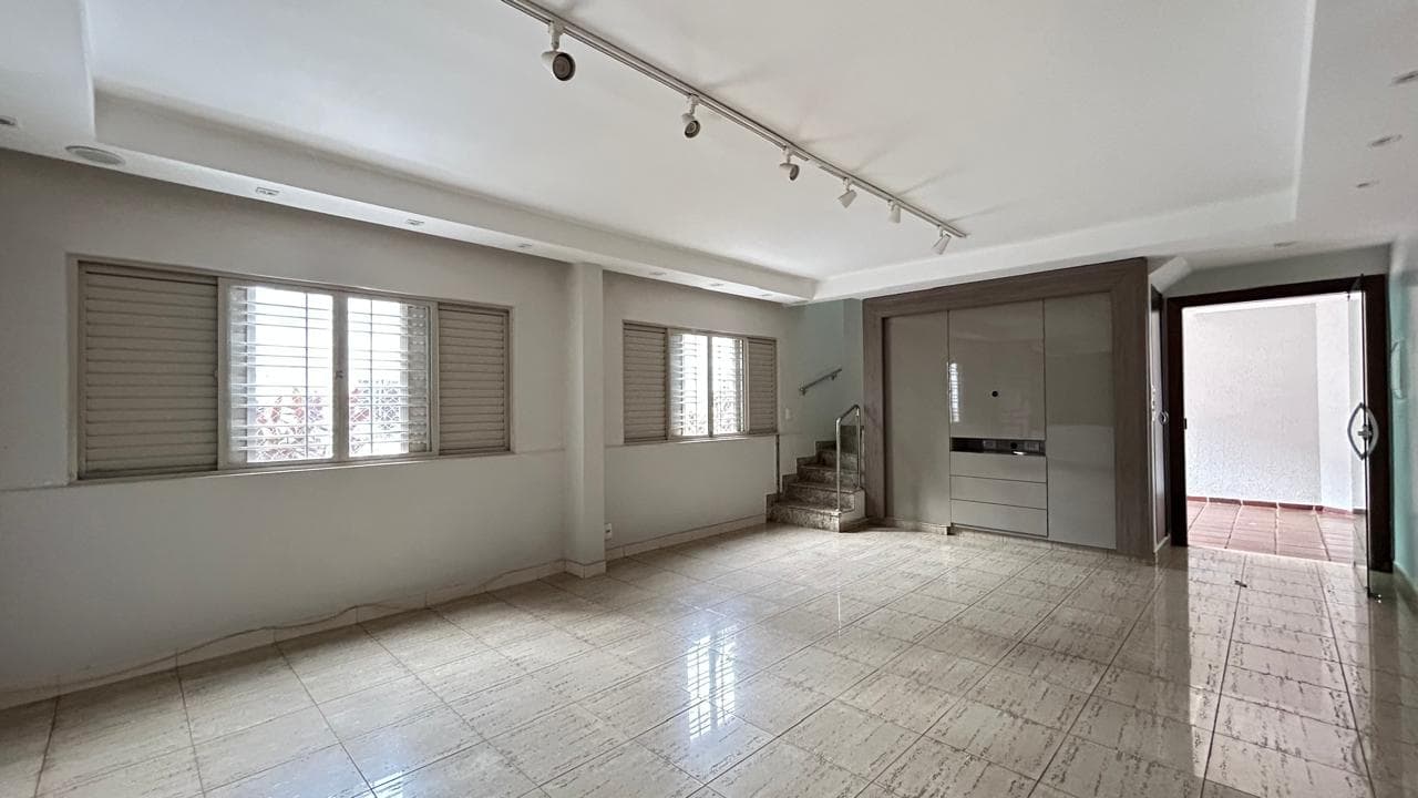 Sobrado com 3 suítes em condomínio fechado no setor Bueno