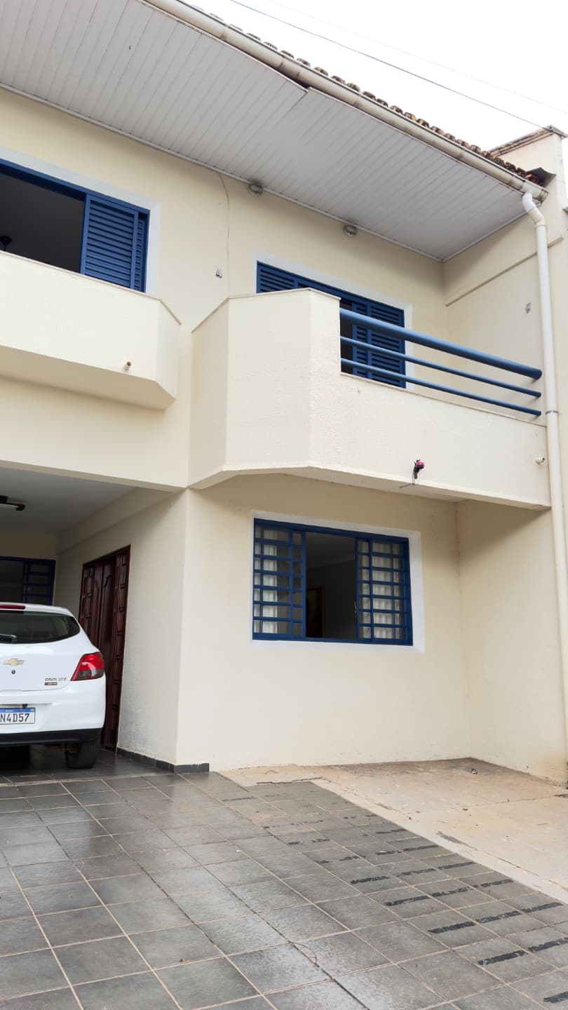 Sobrado com 4Q sendo 1 suíte | Vila Lucy