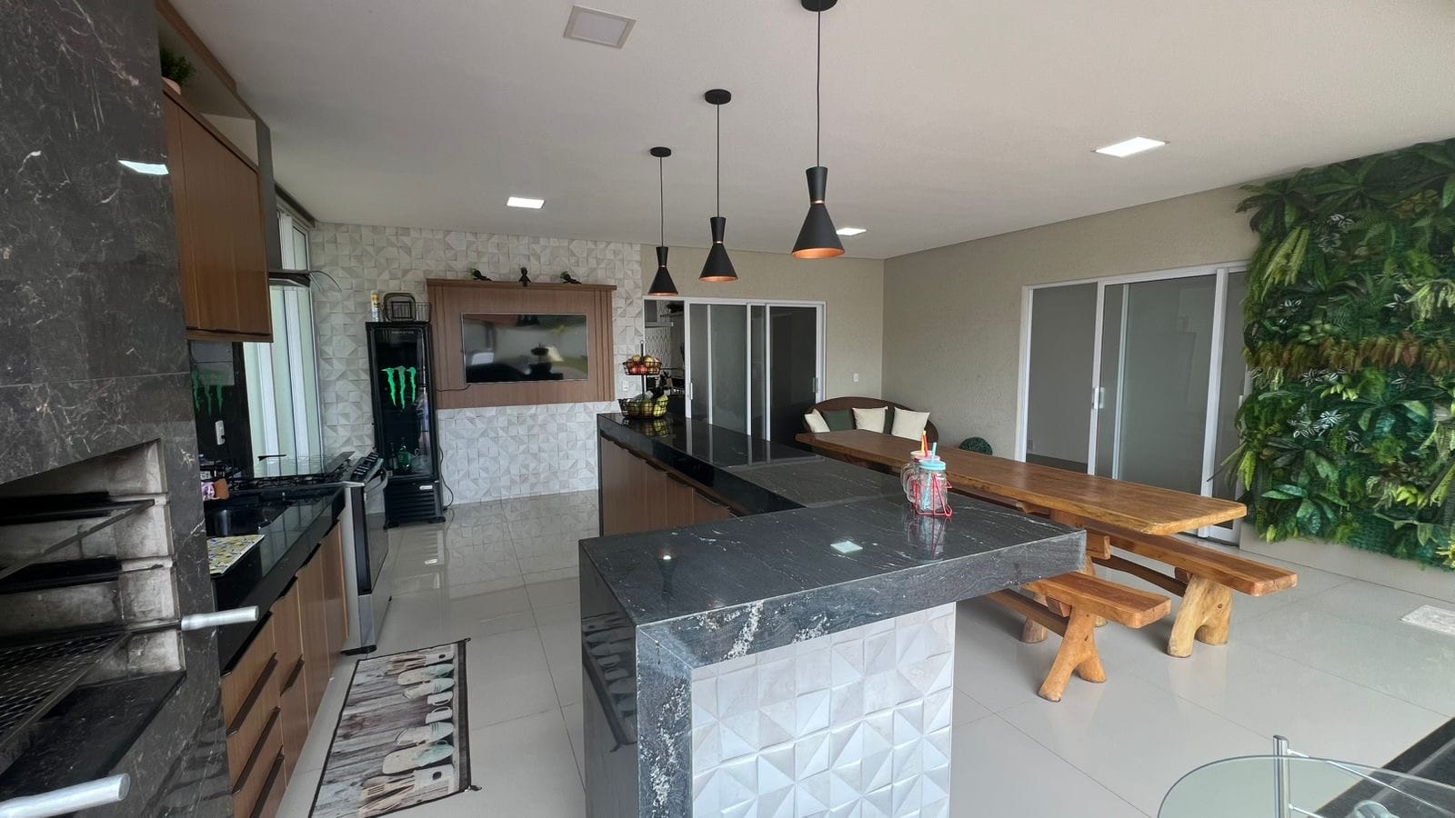 Casa térrea com 4 suítes e lazer no Condomínio do Lago