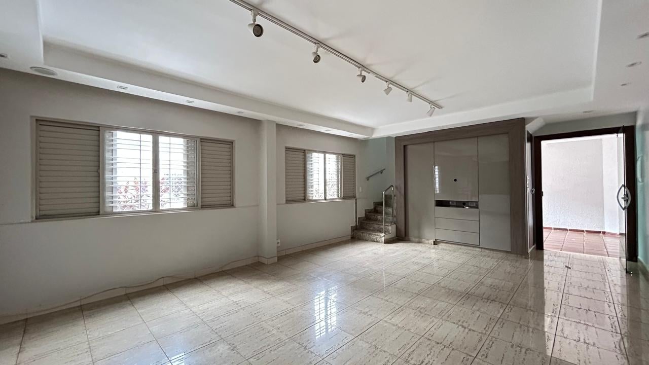 Sobrado com 3 suítes em condomínio fechado no setor Bueno