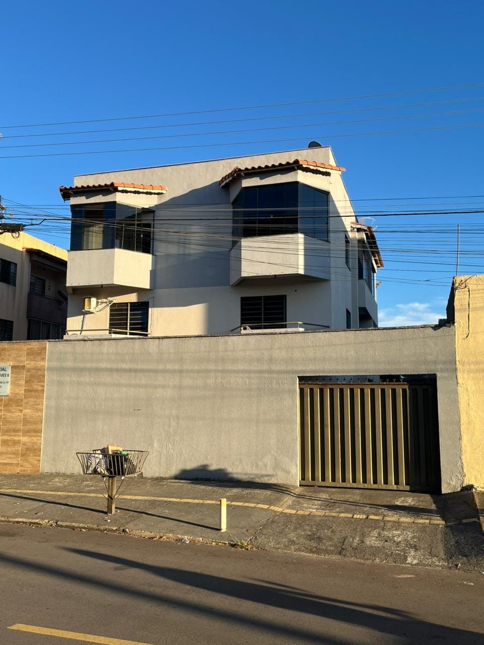 Apto 3Q sendo 1 suíte com armários no sudoeste