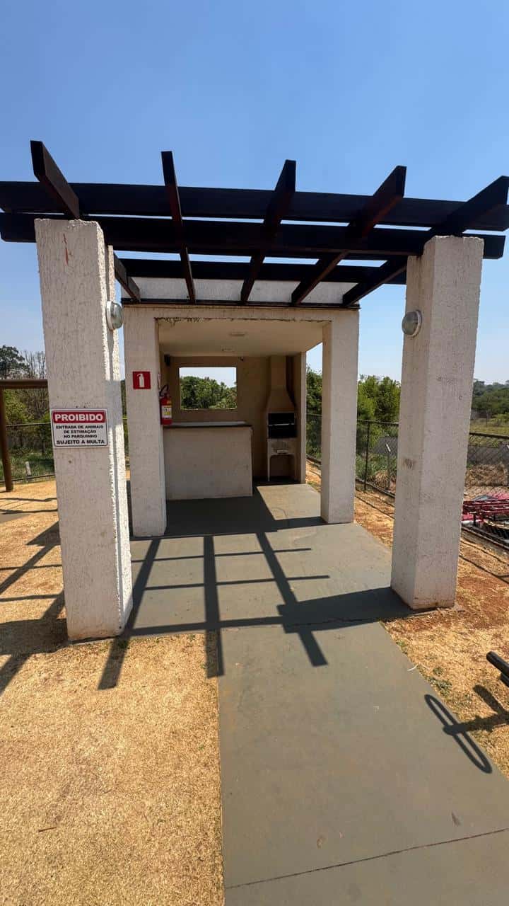 Apartamento de 2 quartos reformado, armários de cozinha e área de serviço