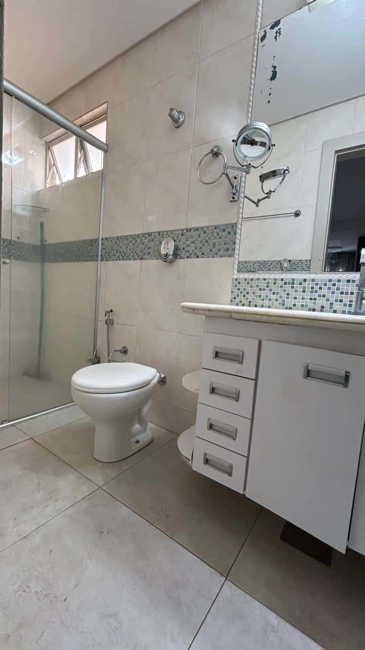 Sobrado com 3 suítes em condomínio fechado no setor Bueno