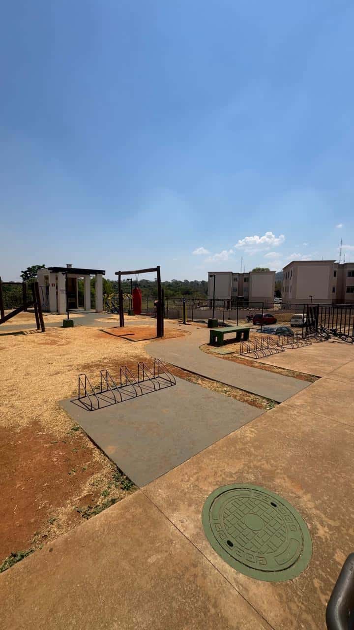 Apartamento de 2 quartos reformado, armários de cozinha e área de serviço