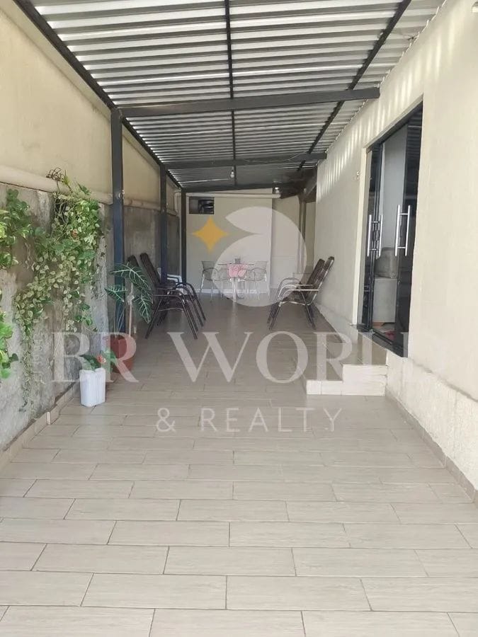 Casa com 3Q e dois banheiros, quintal amplo, excelente estrutura