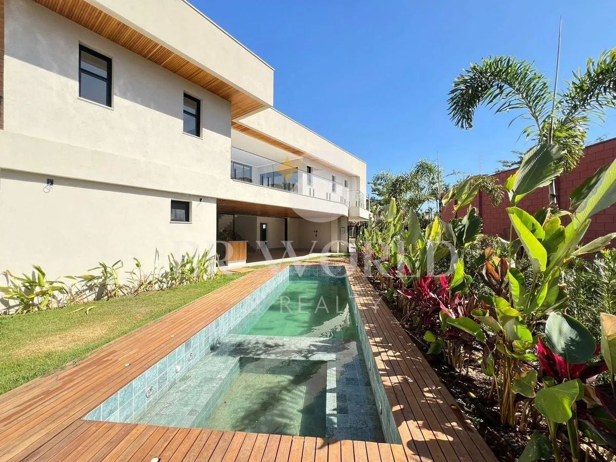 Sobrado de esquina com 4 suítes, área gourmet e piscina