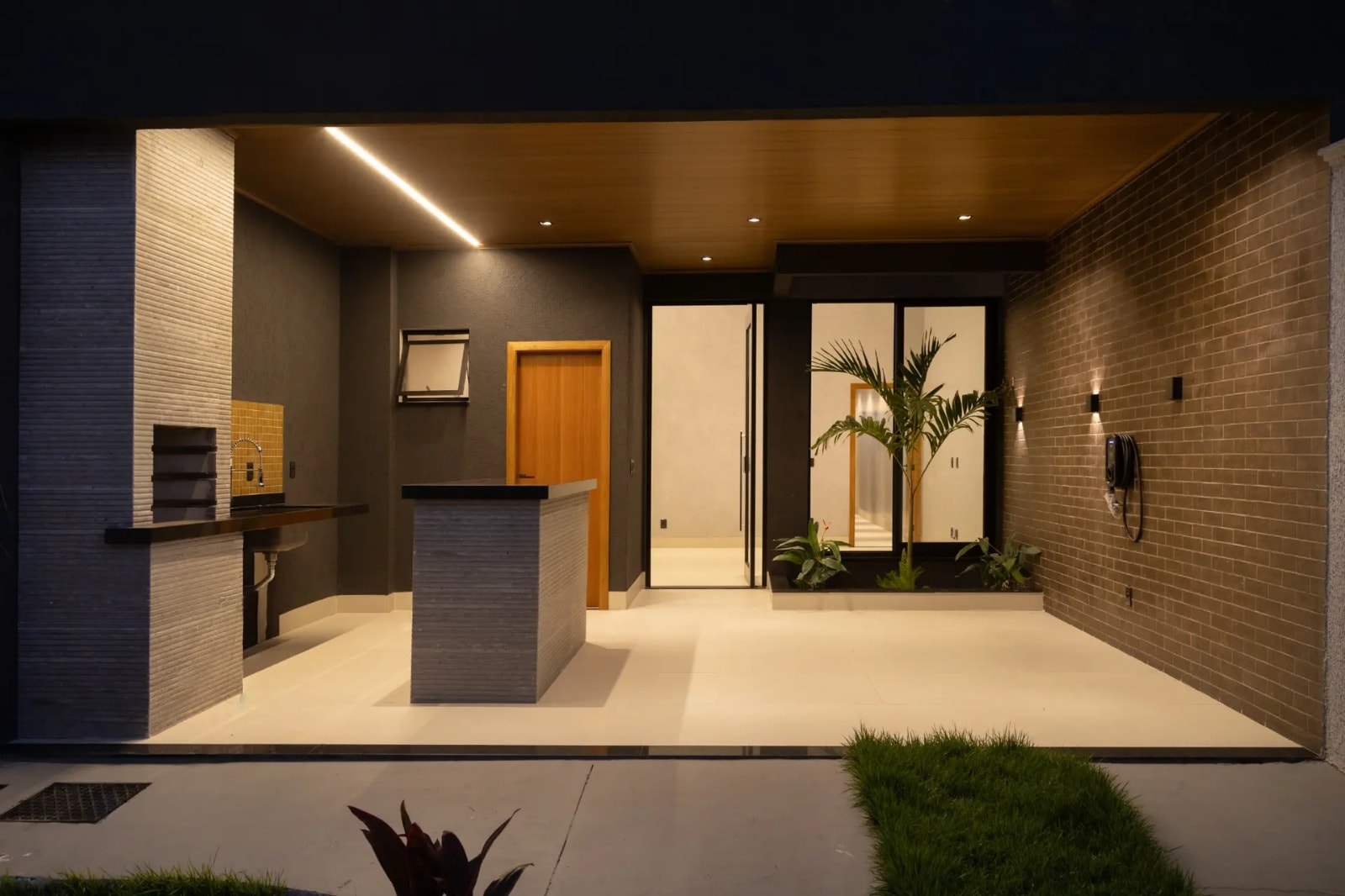Casa 3Q (1 Suíte plena e 2 suítes americana) | Bairro Independência