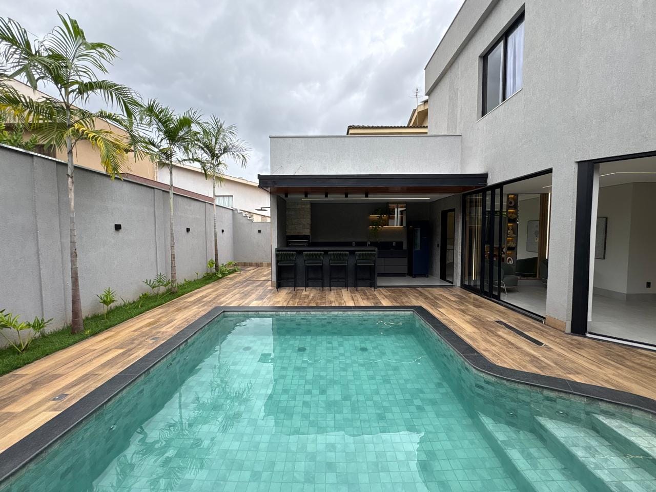 Sobrando Jardins Madri com 3 suítes mobiliado